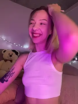Snapshot of _urbestie_ chatting on 06-18-26, 10:03 urbestie online show from 06-18-26, 10:03