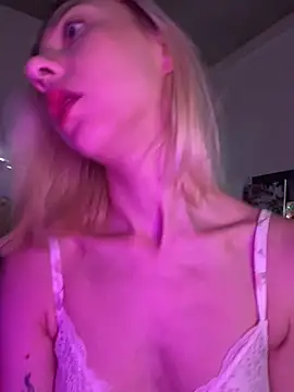 Snapshot of _urbestie_ chatting on 06-19-26, 10:24 urbestie online show from 06-19-26, 10:24