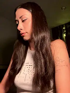 Snapshot of Sophiehii chatting on 01-12-26, 02:22 Sophiehii online show from 01-12-26, 02:22