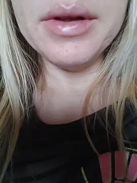 Snapshot of Linda_999 chatting on 01-06-25, 09:41 Linda 999 online show from 01-06-25, 09:41