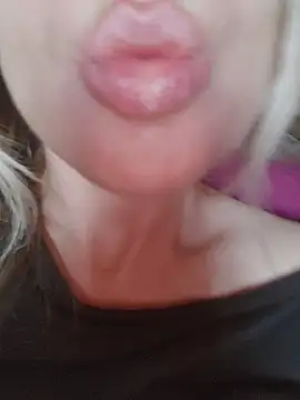 Snapshot of Linda_999 chatting on 01-11-25, 09:57 Linda 999 online show from 01-11-25, 09:57