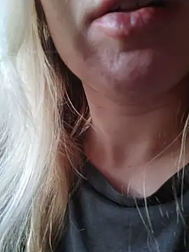Snapshot of Linda_999 chatting on 02-24-25, 01:42 Linda 999 online show from 02-24-25, 01:42
