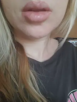 Snapshot of Linda_999 chatting on 03-07-25, 08:23 Linda 999 online show from 03-07-25, 08:23