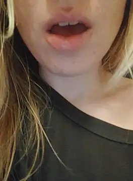 Snapshot of Linda_999 chatting on 09-22-25, 10:34 Linda 999 online show from 09-22-25, 10:34