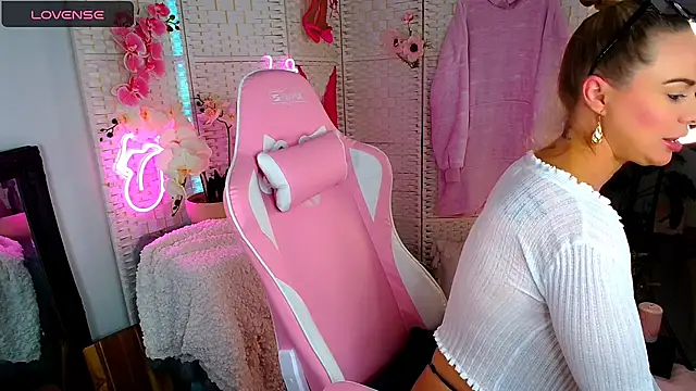 Snapshot of EllieKarrX chatting on 12-30-24, 07:37 EllieKarrX online show from 12-30-24, 07:37