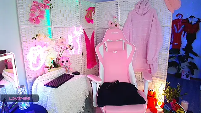 Snapshot of EllieKarrX chatting on 02-03-25, 12:04 EllieKarrX online show from 02-03-25, 12:04