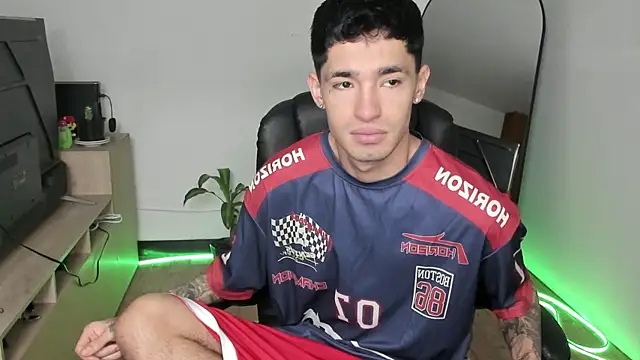 Snapshot of Damon__333 chatting on 12-18-25, 08:37 Damon 333 online show from 12-18-25, 08:37