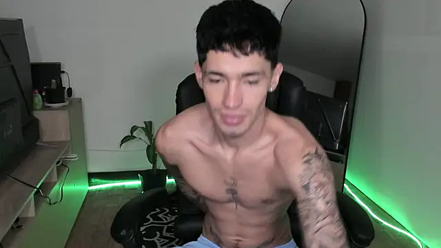 Snapshot of Damon__333 chatting on 12-21-25, 10:39 Damon 333 online show from 12-21-25, 10:39