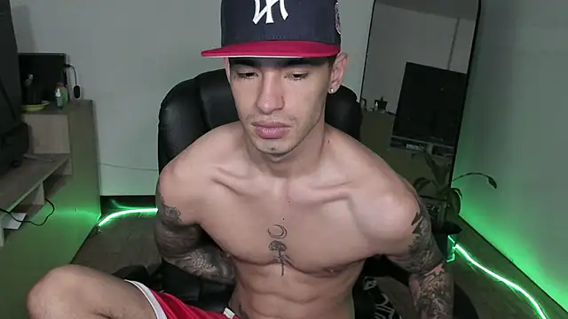 Snapshot of Damon__333 chatting on 01-06-26, 10:01 Damon 333 online show from 01-06-26, 10:01