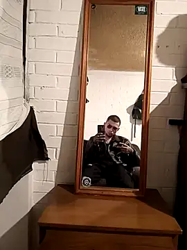 Snapshot of Suggarwhite18CM chatting on 11-11-25, 03:39 Suggarwhite18CM online show from 11-11-25, 03:39