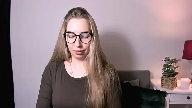 Snapshot of AriaDesire chatting on 01-14-26, 12:11 AriaDesire online show from 01-14-26, 12:11