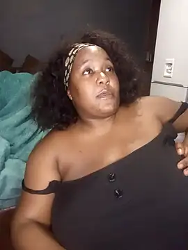 Snapshot of Missmoox24 chatting on 02-15-26, 01:35 Missmoox24 online show from 02-15-26, 01:35