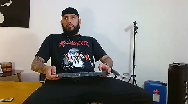 Snapshot of samir_music chatting on 12-17-24, 03:49 samir music online show from 12-17-24, 03:49