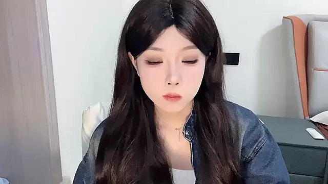 Snapshot of Q-ing chatting on 02-16-25, 04:10 Q-ing online show from 02-16-25, 04:10