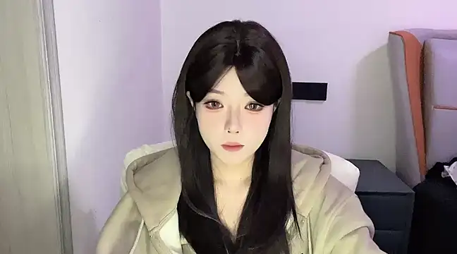 Snapshot of Q-ing chatting on 03-08-25, 12:20 Q-ing online show from 03-08-25, 12:20