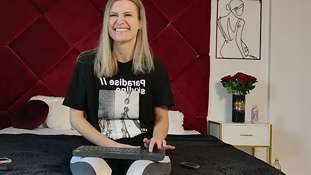 Snapshot of NattyReturn chatting on 10-02-25, 10:00 NattyReturn online show from 10-02-25, 10:00