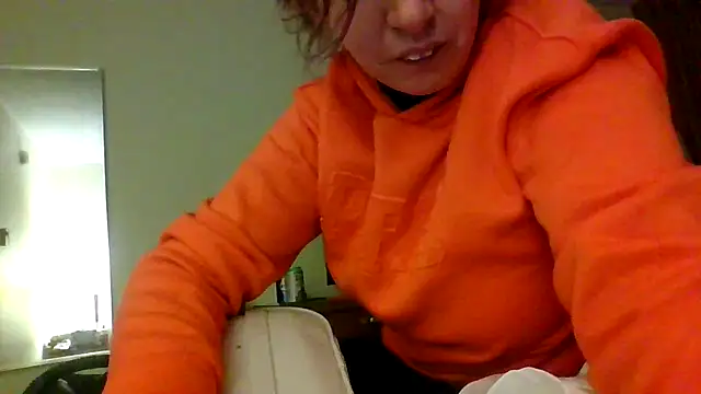 Snapshot of erinSmiles chatting on 09-24-25, 10:40 erinSmiles online show from 09-24-25, 10:40