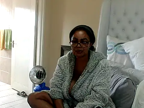 Snapshot of Carocurvy chatting on 03-17-25, 09:12 Carocurvy online show from 03-17-25, 09:12