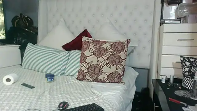 Snapshot of Carocurvy chatting on 11-22-25, 12:09 Carocurvy online show from 11-22-25, 12:09