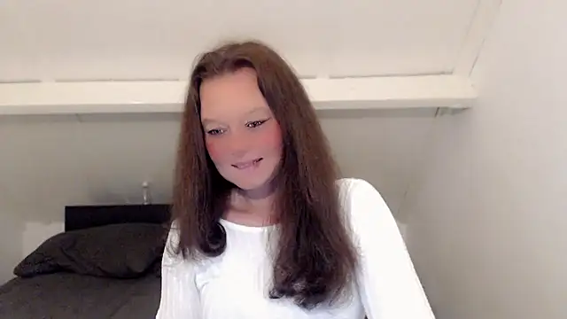 Snapshot of roxanna24 chatting on 02-28-26, 10:33 roxanna24 online show from 02-28-26, 10:33