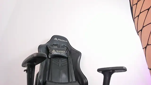 Snapshot of selena_robertss_ chatting on 10-18-25, 02:03 selena robertss online show from 10-18-25, 02:03