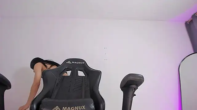 Snapshot of selena_robertss_ chatting on 03-13-26, 01:01 selena robertss online show from 03-13-26, 01:01