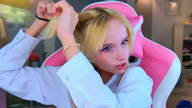 Snapshot of b4by_LoL1 chatting on 02-13-26, 12:23 b4by LoL1 online show from 02-13-26, 12:23