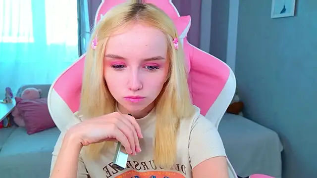 Snapshot of b4by_LoL1 chatting on 02-28-26, 08:37 b4by LoL1 online show from 02-28-26, 08:37