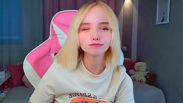 Snapshot of b4by_LoL1 chatting on 03-11-26, 01:39 b4by LoL1 online show from 03-11-26, 01:39