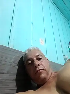 Snapshot of gordonunes chatting on 12-15-25, 08:40 gordonunes online show from 12-15-25, 08:40