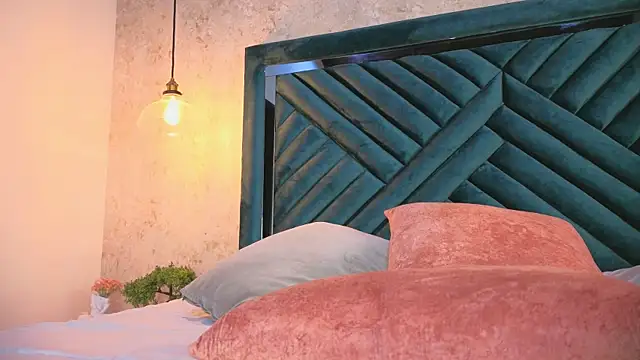 Lucy Vega online show from 09-25-25, 05:00