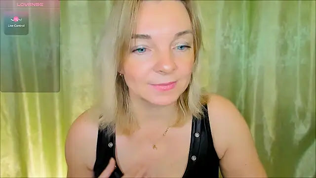 Snapshot of Regina__blue chatting on 12-02-24, 03:25 Regina  blue online show from 12-02-24, 03:25