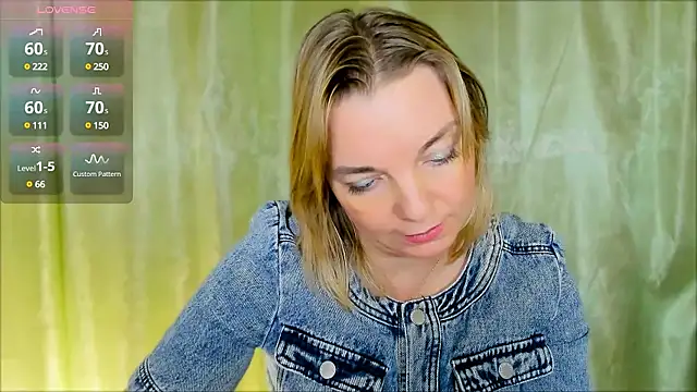 Snapshot of Regina__blue chatting on 12-13-24, 01:55 Regina  blue online show from 12-13-24, 01:55