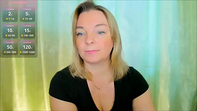 Snapshot of Regina__blue chatting on 12-17-24, 12:11 Regina  blue online show from 12-17-24, 12:11