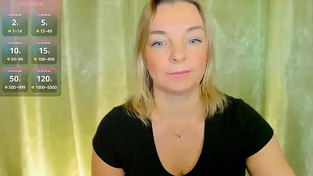 Snapshot of Regina__blue chatting on 12-17-24, 03:17 Regina  blue online show from 12-17-24, 03:17