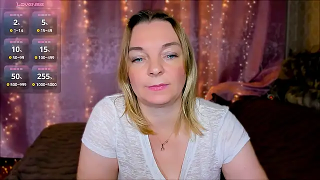Snapshot of Regina__blue chatting on 01-14-25, 07:32 Regina  blue online show from 01-14-25, 07:32