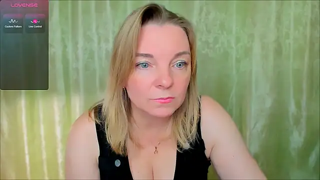 Snapshot of Regina__blue chatting on 02-11-25, 06:22 Regina  blue online show from 02-11-25, 06:22