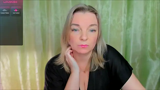 Snapshot of Regina__blue chatting on 03-22-25, 05:52 Regina  blue online show from 03-22-25, 05:52