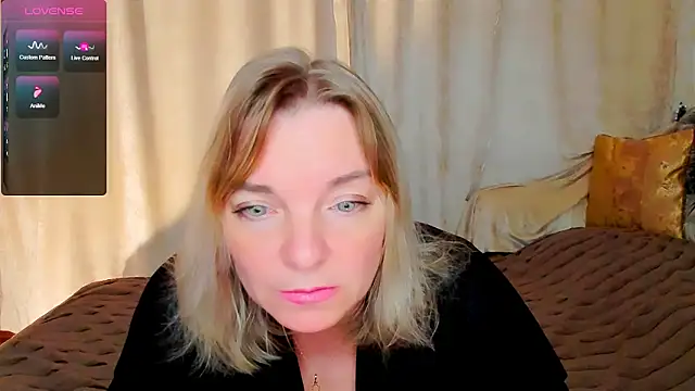Snapshot of Regina__blue chatting on 09-21-25, 03:57 Regina  blue online show from 09-21-25, 03:57