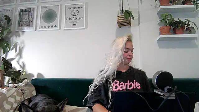 Snapshot of badblondebunny chatting on 02-22-25, 12:05 badblondebunny online show from 02-22-25, 12:05