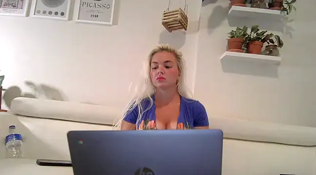 Snapshot of badblondebunny chatting on 03-08-25, 12:55 badblondebunny online show from 03-08-25, 12:55