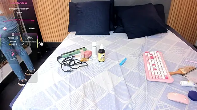 EvaaLovia1 online show from 12-20-25, 02:02