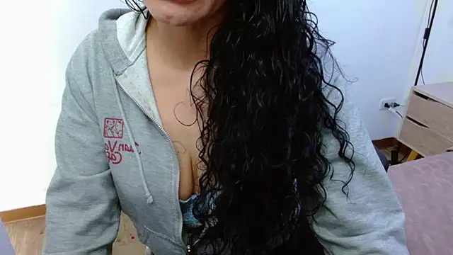 AlexandraJones  online show from 10-04-25, 01:20