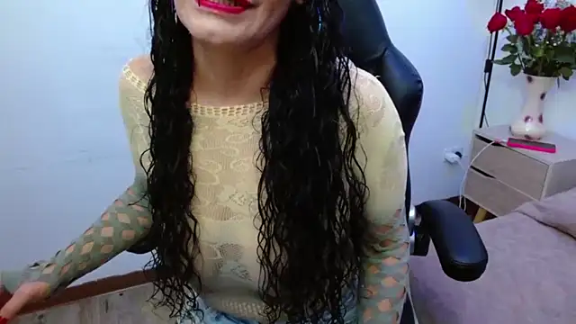 AlexandraJones  online show from 10-05-25, 01:48