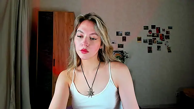 Snapshot of Niky__Jess chatting on 12-17-24, 08:34 Niky Jess online show from 12-17-24, 08:34