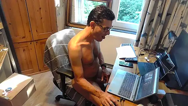 Snapshot of RolfS chatting on 07-01-26, 07:21 RolfS online show from 07-01-26, 07:21