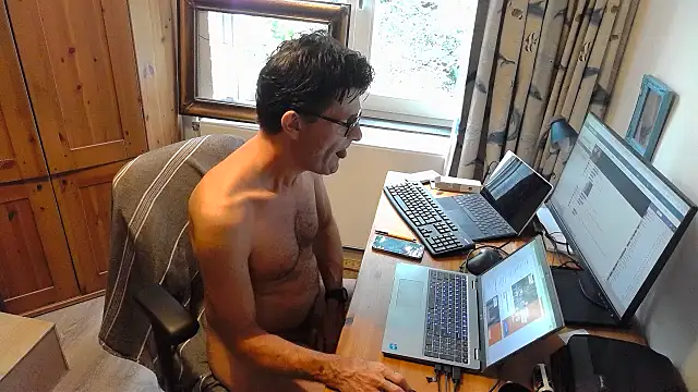 Snapshot of RolfS chatting on 07-22-26, 01:36 RolfS online show from 07-22-26, 01:36