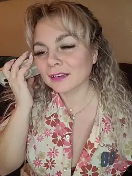 Snapshot of candy_queeen chatting on 02-17-26, 05:19 candy queeen online show from 02-17-26, 05:19