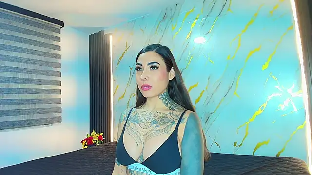 Snapshot of EmiliMontero chatting on 06-26-26, 01:10 EmiliMontero online show from 06-26-26, 01:10
