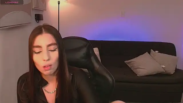 Snapshot of DolcieElliot chatting on 10-21-25, 09:15 DolcieElliot online show from 10-21-25, 09:15